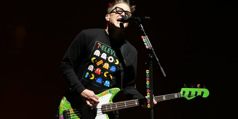 Blink-182-Plays-at-Denny039s-to-Recreate-Meme.jpg