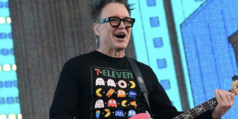 Blink-182039s-039One-More-Time...039-Debuts-at-No.-1-on-Billboard-200.jpg