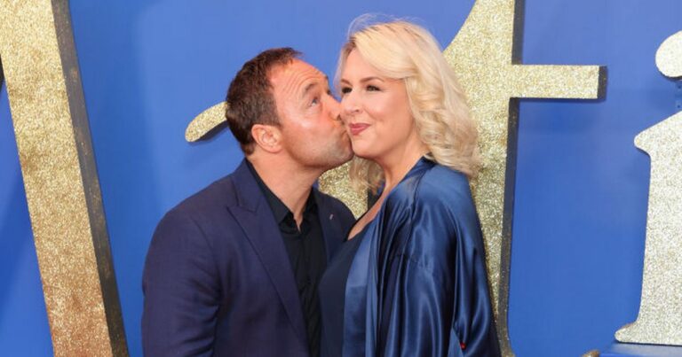 Boiling-Points-Stephen-Grahams-life-off-screen-with-on-screen-wife-and-kids-.jpg