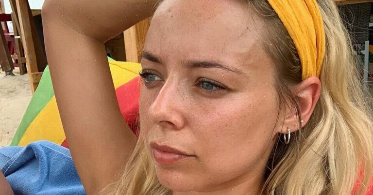 Coronation-Street-star-announces-shes-engaged-and-proudly-shows-off-huge-rock.jpg