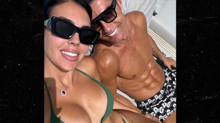 Cristiano-Ronaldo-Georgina-Rodriguez-Show-Off-Toned-Bodies-On-Yacht-Vacation.jpg
