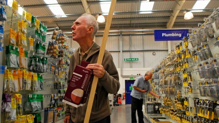 DIY-chain-with-153-stores-to-shut-more-shops-in-weeks-as-shoppers-fear-theyx27ll-lose-out-on-x27the-bestx27-Xmas-decorations-The-Sun.jpg