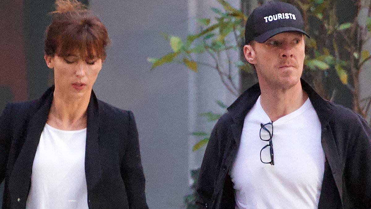 EMILY-PRESCOTT-Benedict-Cumberbatch-is-a-proud-tourist.jpg