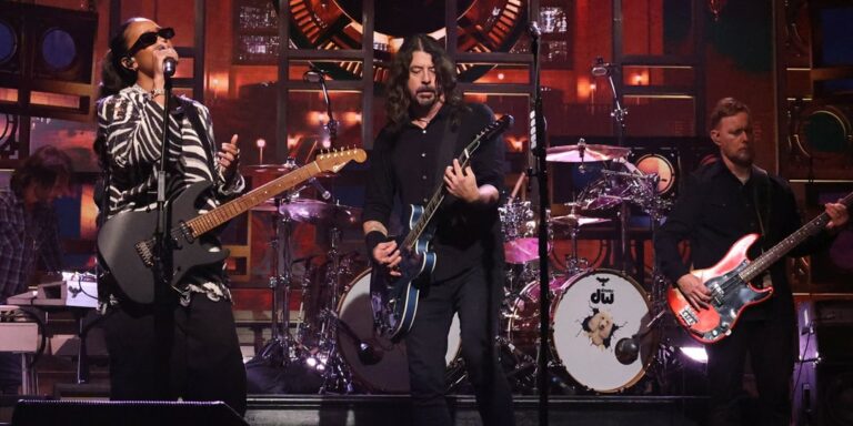Foo-Fighters-Bring-H.E.R.-Out-for-Electric-Saturday-Night-Live-Performance.jpg