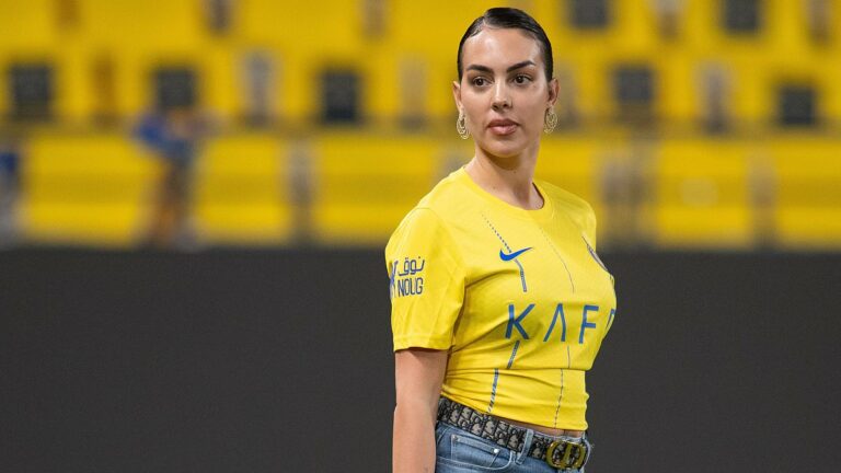 Georgina-Rodriguez-walks-onto-the-pitch-with-her-115000-Birkin-bag.jpg