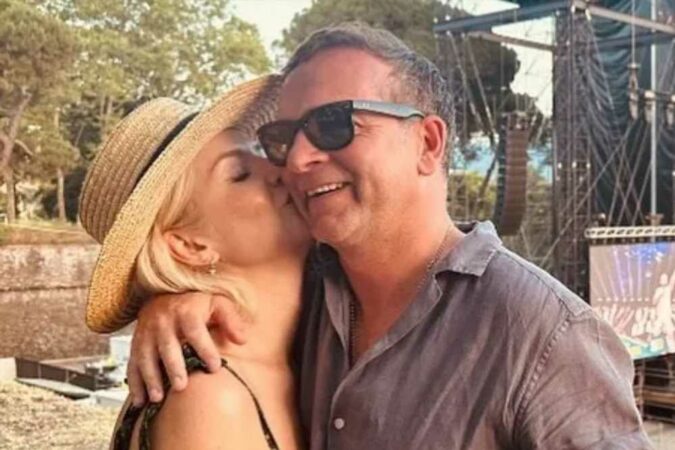 Holly-Willoughby-kisses-husband-Dan-Baldwin-in-rare-PDA-The-Sun.jpg