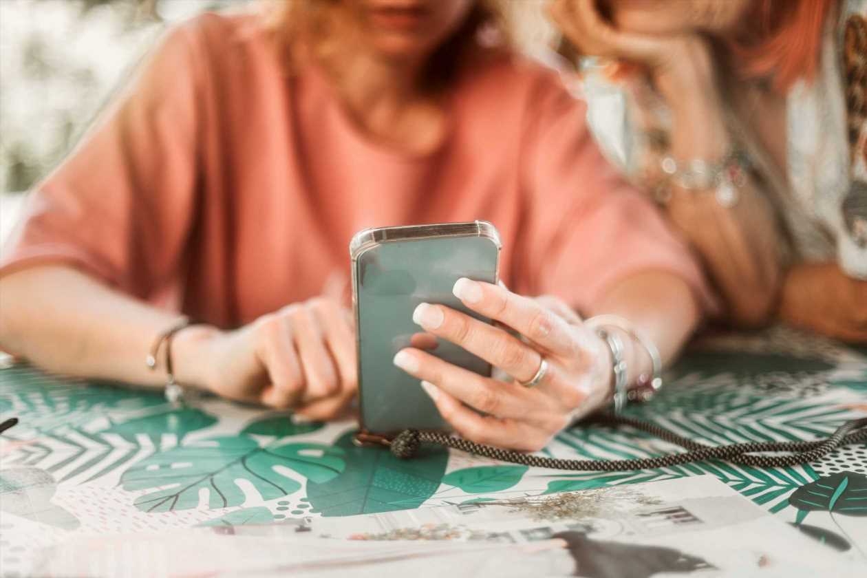 Ix27m-worried-my-girlfriendx27s-social-media-addiction-is-destroying-our-relationship-The-Sun.jpg