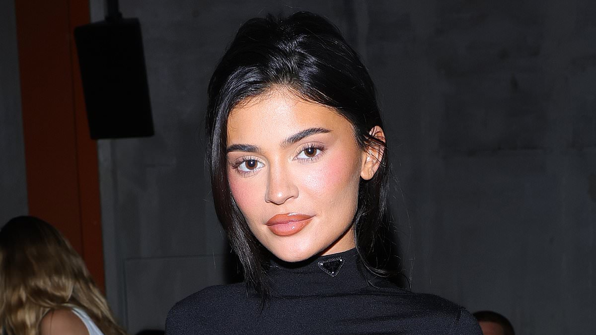 Kylie-Jenneraposs-MEGA-MANSION-in-Hidden-Hills-takes-shape-with-roof.jpg