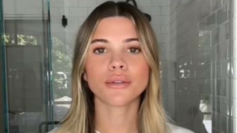 Millennials-are-alarmed-by-Sofia-Richieaposs-aposconcealer-lipsapos-tutorial.jpg