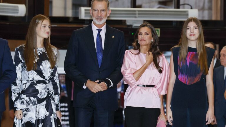 Pretty-in-pink-Queen-Letizia-of-Spain-stuns-in-an-oversized-blouse.jpg