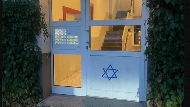 SUE-REID-A-firebombed-Berlin-synagogue-was-a-return-to-darker-times.jpg