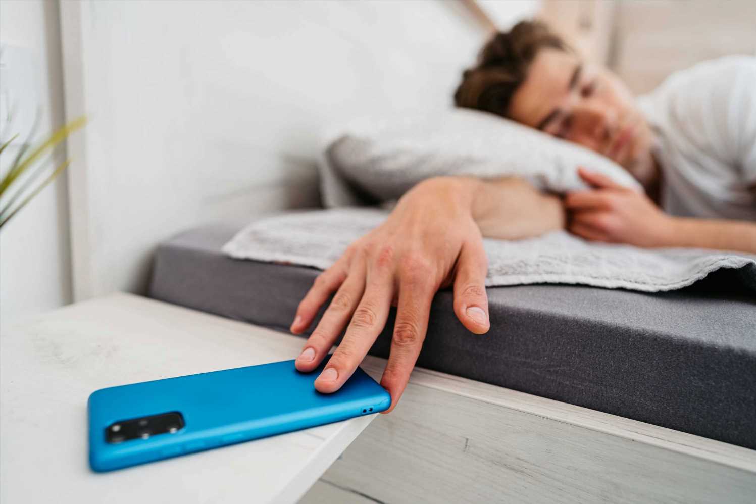 Snoozing-your-alarm-for-30-minutes-could-actually-be-GOOD-for-you-herex27s-why-The-Sun.jpg
