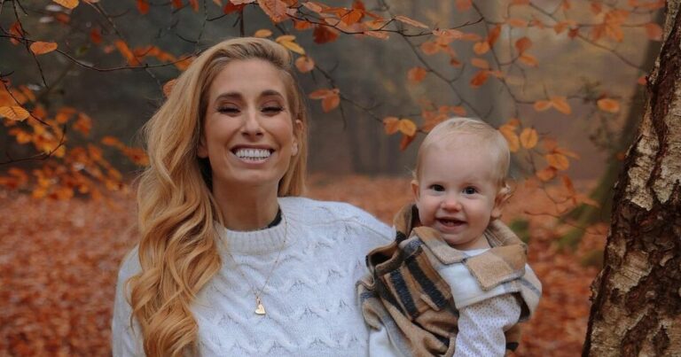 Stacey-Solomon-unveils-stunning-autumn-door-display-including-tribute-to-daughter.jpg