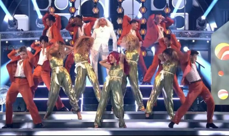 Strictly-fans-dazzled-by-Tina-Turner-tribute-as-host-gives-surprise-performance.jpg