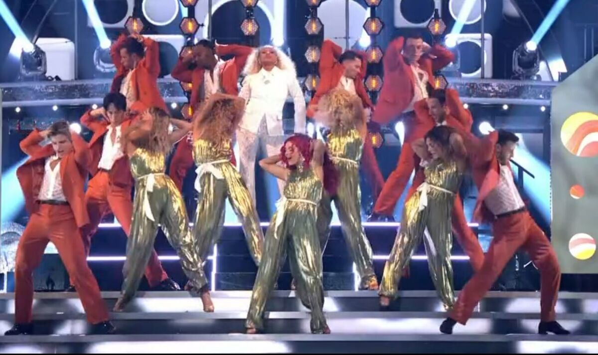 Strictly-fans-dazzled-by-Tina-Turner-tribute-as-host-gives-surprise-performance.jpg