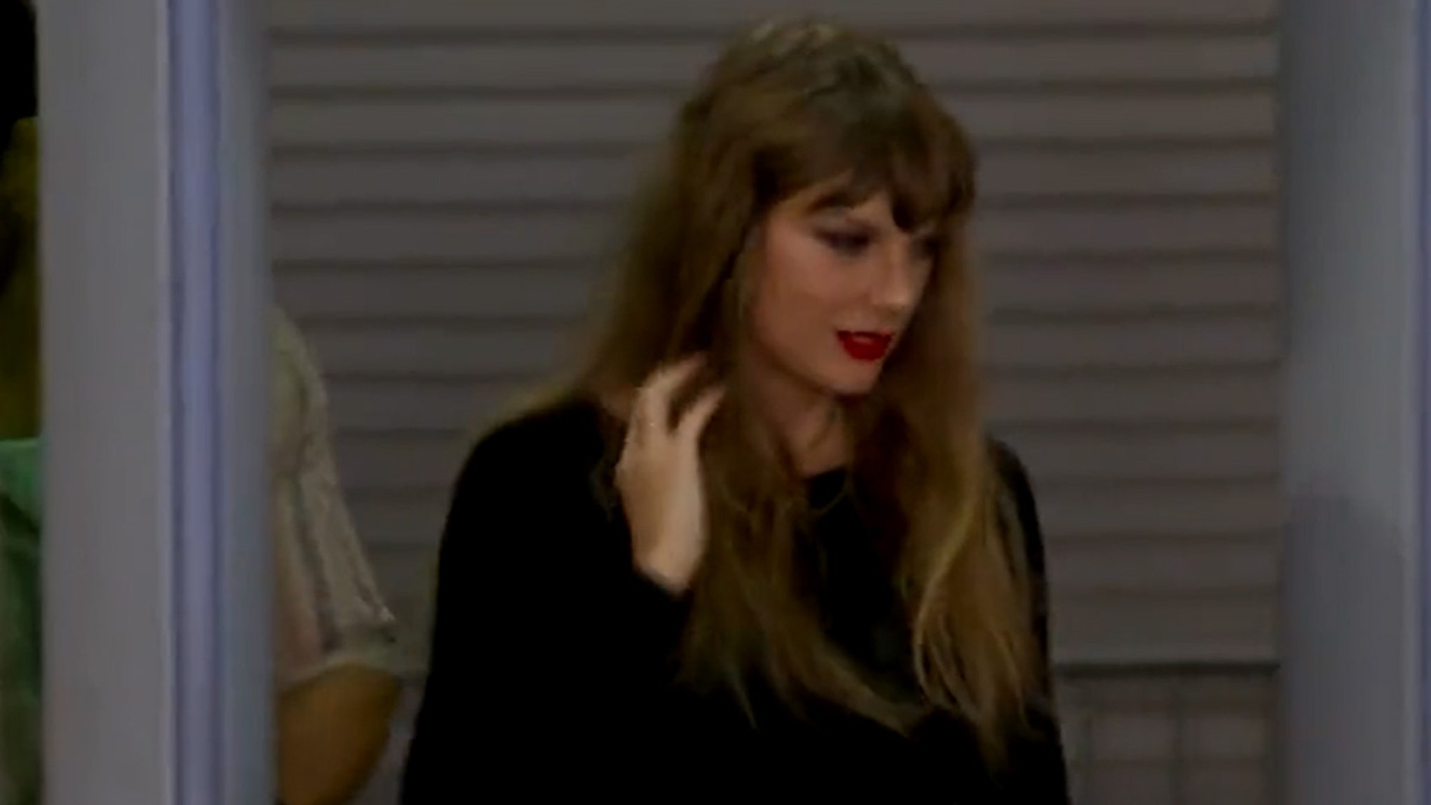 Taylor-Swift-Shows-Up-in-Person-Again-for-Travis-Kelces-Game-Against-Jets.jpg