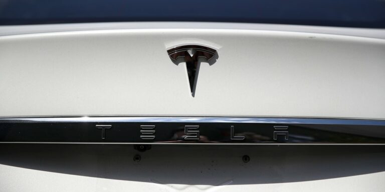Teslas-New-‘Driver-Drowsiness-Warning-Detects-Yawns-and-Closed-Eyes.jpg