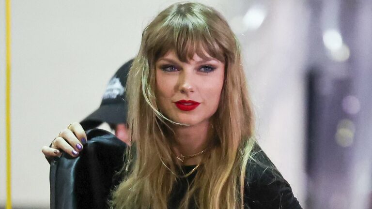Travis-Kelceaposs-mom-and-family-aposADOREapos-Taylor-Swift.jpg