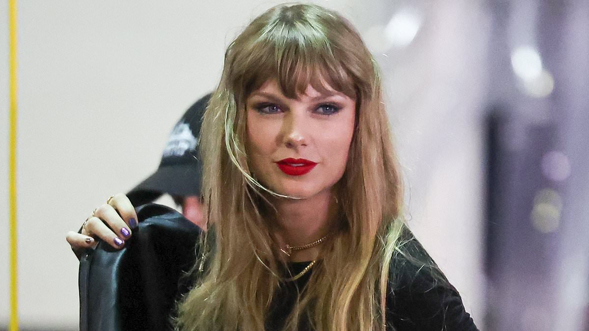 Travis-Kelceaposs-mom-and-family-aposADOREapos-Taylor-Swift.jpg