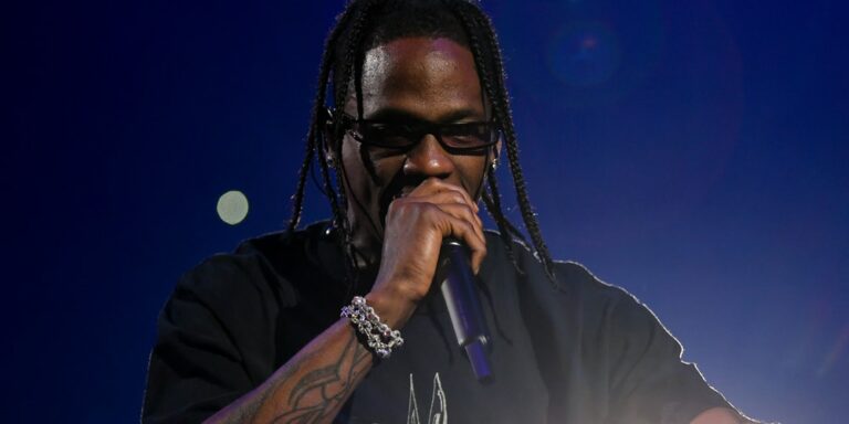Travis-Scott-Sets-New-Record-With-Over-1-Million-USD-of-Tour-Merch-Sold-in-One-Night.jpg