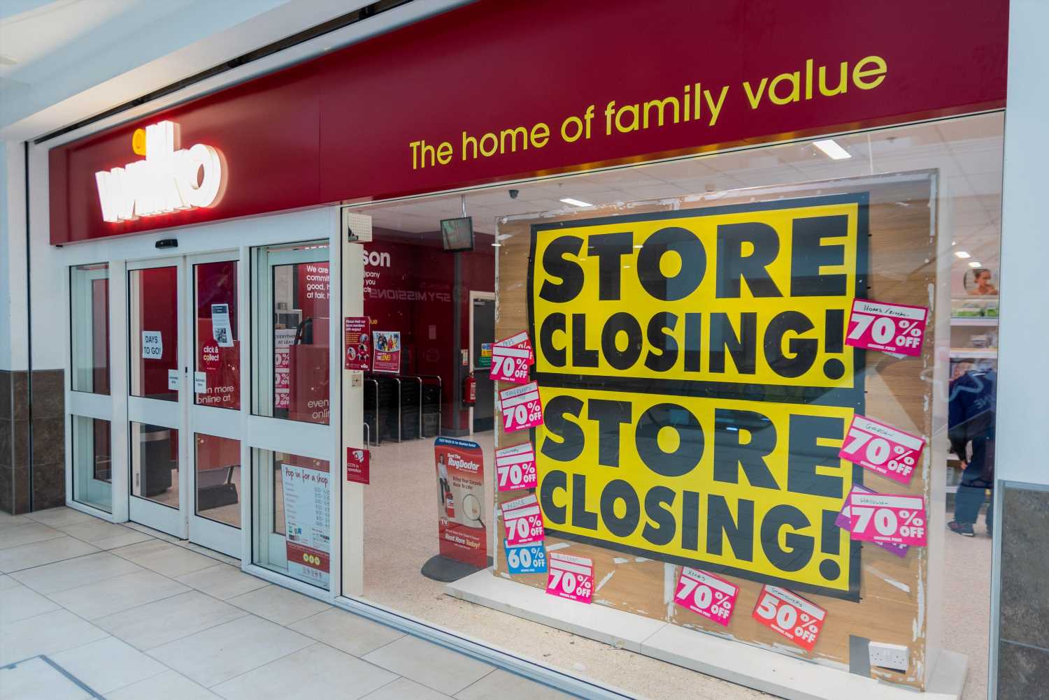 Wilko-shoppers-rush-to-Wilko-sale-with-up-to-80-off-as-29-stores-set-to-close-today-The-Sun.jpg
