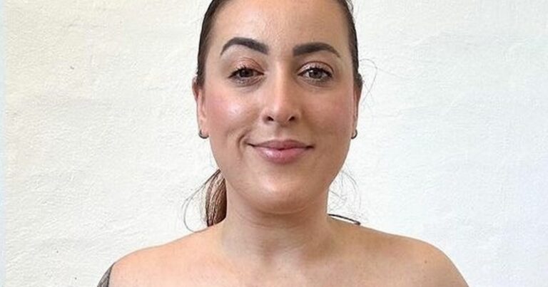 Woman-takes-bra-off-to-prove-boobs-deserve-to-be-seen-–-despite-flaws.jpg