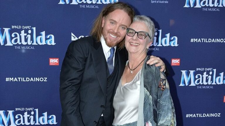 Comedian-Tim-Minchin-announces-his-mother-Ros-has-died.jpg