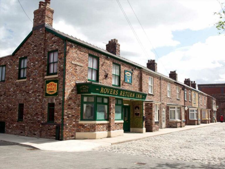 Coronation-Streets-fan-favourite-finally-joins-the-cobbles-full-time-in-shock-romance-plot-The-Sun.jpg