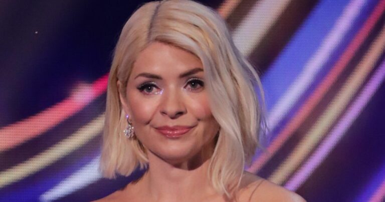 Dancing-On-Ice-chaos-as-bosses-scramble-to-confirm-Holly-Willoughby-as-host.jpg
