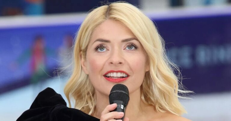 Dancing-On-Ice-in-crisis-as-Holly-Willoughby-hasnt-signed-deal-to-host-series-just-weeks-away-.jpg