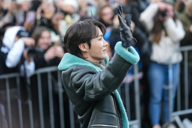 How-K-Pop-Stars-Became-Fashions-Biggest-Darlings.jpg