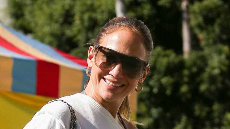 Jennifer-Lopez-jokingly-tells-off-passersby-who-ogled-Ben-Affleck.jpg