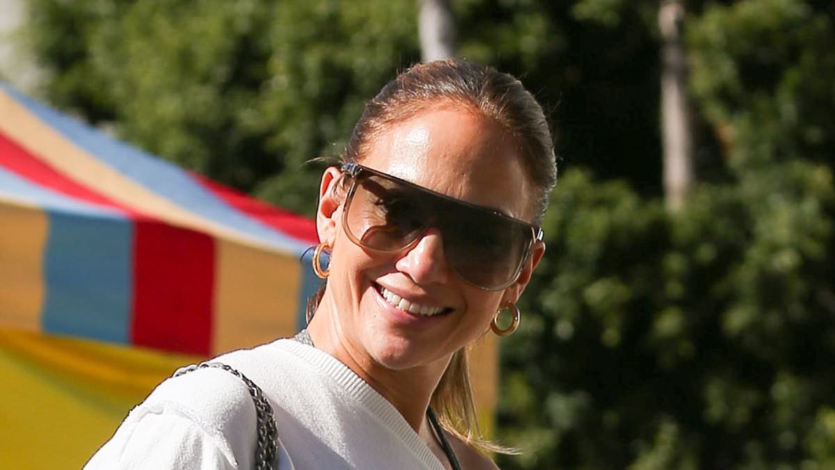 Jennifer-Lopez-jokingly-tells-off-passersby-who-ogled-Ben-Affleck.jpg