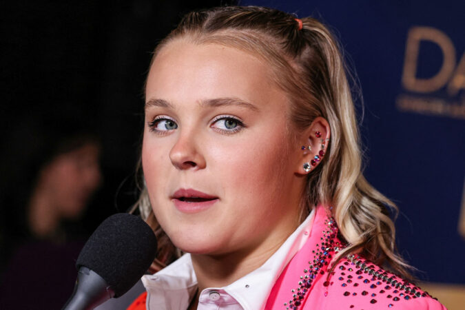 JoJo-Siwa-Reveals-She-Was-Living-With-A-Romantic-Partner-At-17.jpg