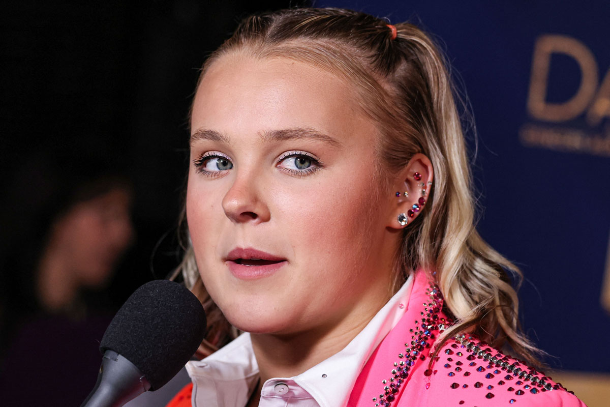 JoJo-Siwa-Reveals-She-Was-Living-With-A-Romantic-Partner-At-17.jpg