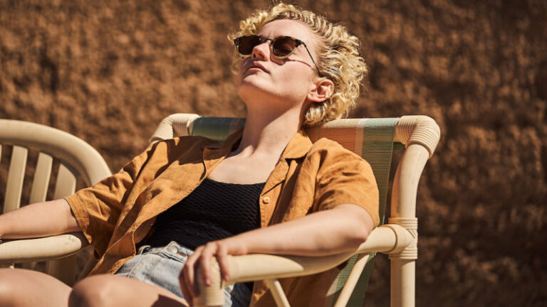 Julia-Garner-steps-behind-the-bar-of-the-pub-from-hell.jpg