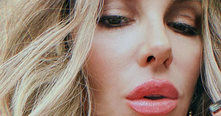 Kate-Beckinsale-wows-in-selfie-as-she-makes-naughty-sucking-quip.jpg