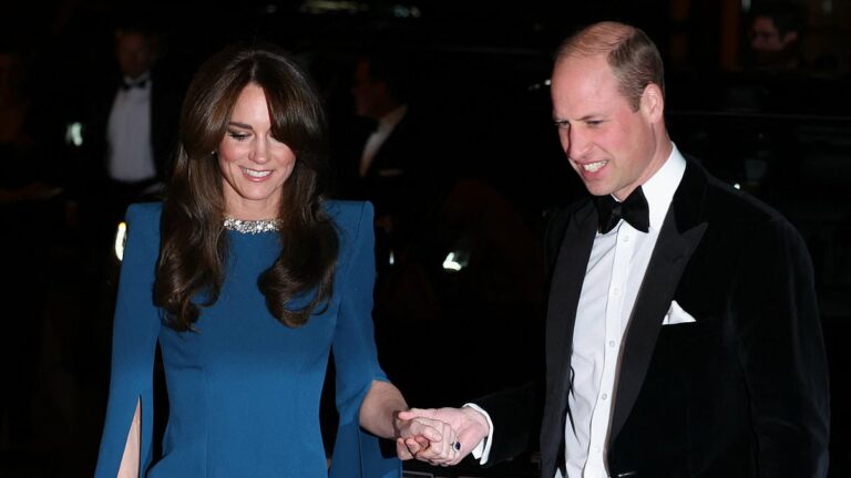 Kate-dazzles-in-teal-gown-at-the-Royal-Variety-Performance.jpg