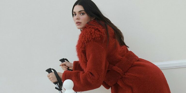 Kendall-Jenner-Fronts-Jacquemus-Holiday-2023-Collection-Campaign-quotGUIRLANDEquot.jpg