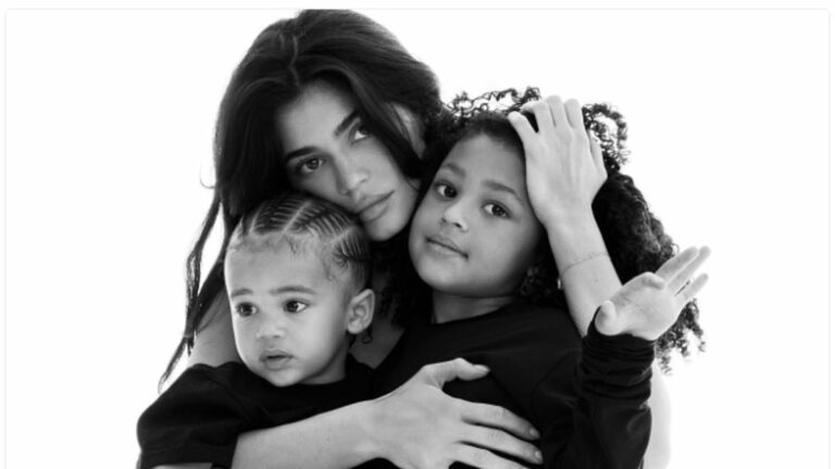 Kylie-Jenner-hugs-Stormi-and-Aire-in-adorable-Thanksgiving-snap.jpg