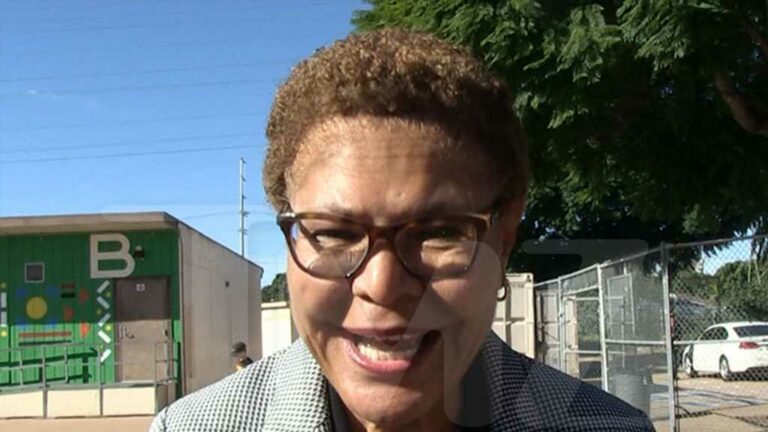 L.A.-Mayor-Karen-Bass-Says-Biden-Isn039t-Too-Old-for-Presidency.jpg
