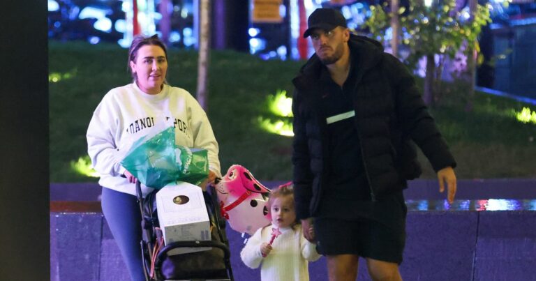 Lauren-Goodger-seen-on-family-day-out-with-ex-Charles-Drury-and-daughter-after-his-assault-charge-.jpg