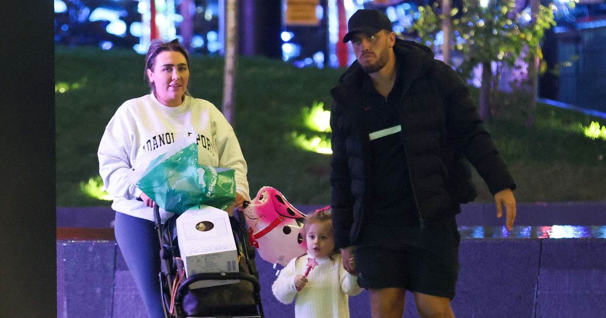 Lauren-Goodger-seen-on-family-day-out-with-ex-Charles-Drury-and-daughter-after-his-assault-charge-.jpg