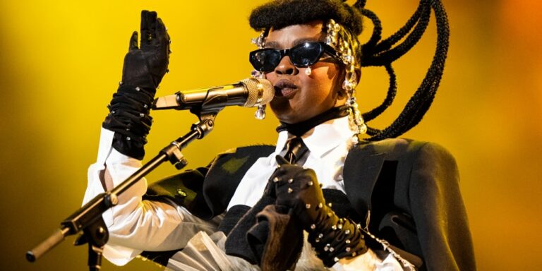 Lauryn-Hill-Addresses-Her-Late-Appearances-at-Her-Live-Shows.jpg