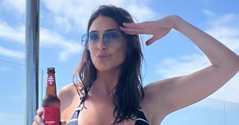 Lisa-Snowdon-hailed-such-a-babe-as-she-slips-toned-figure-into-plunging-bikini.jpg