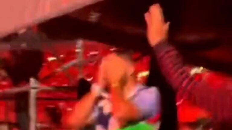 Moment-Travis-Kelce-aposleaves-Taylor-Swiftaposs-dad-hanging-for-high-fiveapos.jpg
