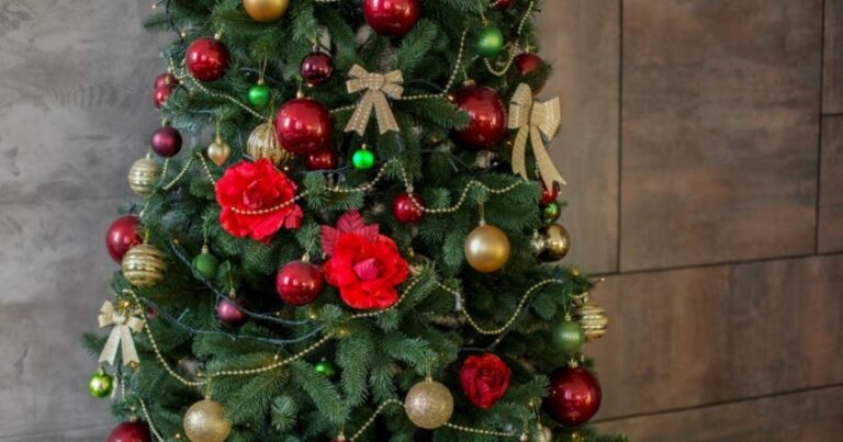 Only-people-with-high-IQs-can-spot-all-green-baubles-in-festive-brainteaser.jpg