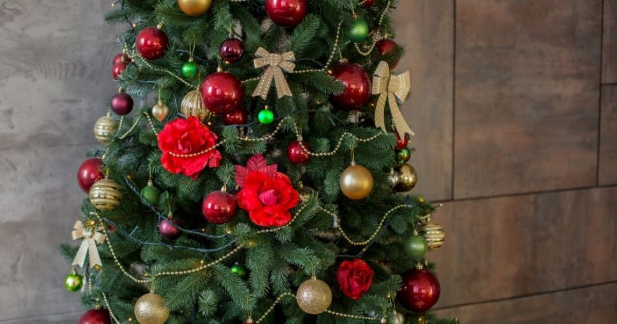 Only-people-with-high-IQs-can-spot-all-green-baubles-in-festive-brainteaser.jpg