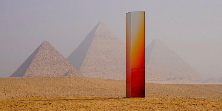 Past-Meets-Present-in-Monumental-Exhibition-at-Egypts-Pyramids-of-Giza.jpg