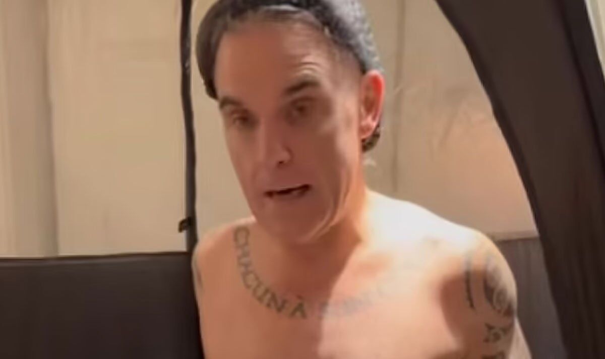Robbie-Williams-strips-down-to-his-underwear-to-show-off-weight-loss.jpg